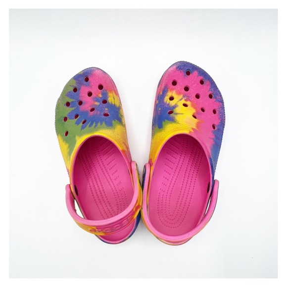 Crocs Classic Tie Dye Graphic Clogs Shoes in Electric Pink Multi - Picture 5 of 9